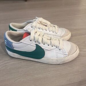 Nike White and Green Sneakers for Everyday Comfort